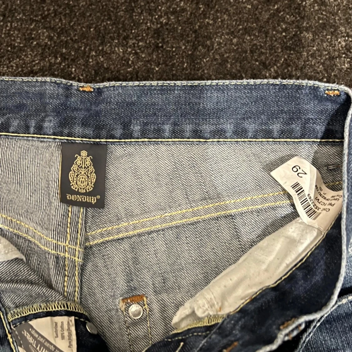 Blå slitna jeans från Dondup - 91