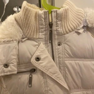 Vit väst med päls  - Snygg vit väst med mjuk päls 💛 passar storlek m och perfekt nu inför hösten! använd gärna köp nu 😇