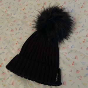 Hollies mössa - Nästintill oanvänd Hollies mössa. Inköpt för närmare 600kr💕