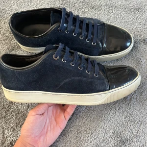 Mörkblåa Lanvin Cap toe - Lanvin Cap Toe mörkblå||Storlek UK 10=44 kan vara lite större eftersom lanvins är stora i storleken||Skick  9/10||Skriv vid minsta intresse||