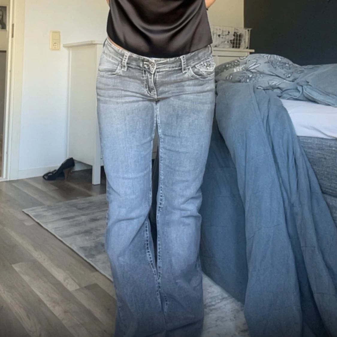 Grå bootcut jeans med broderade fickor