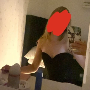 Svart korsett med snörning  - Supersnygg tight svart korsett med snörning i ryggen. Dragkedjan sitter på sidan för att få på sig den enkelt 🤍 den är i storlek XS och jag minns inte vart jag köpte den men det kan vara shein eller något sånt! Jag har endast använt den på halloween förra året 💋