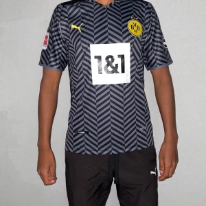 Dortmund tröja Haaland 9 storlek S  - Storlek S. Haaland 9 på ryggen. Fin replika med grym kvalitet. Helt ny. Pris: 300:-. Först till kvarn 