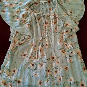 Ny fin blus  - Oanvänd fin blommig topp/blus med fina armar och dekorativa knappar. Super söt 😍