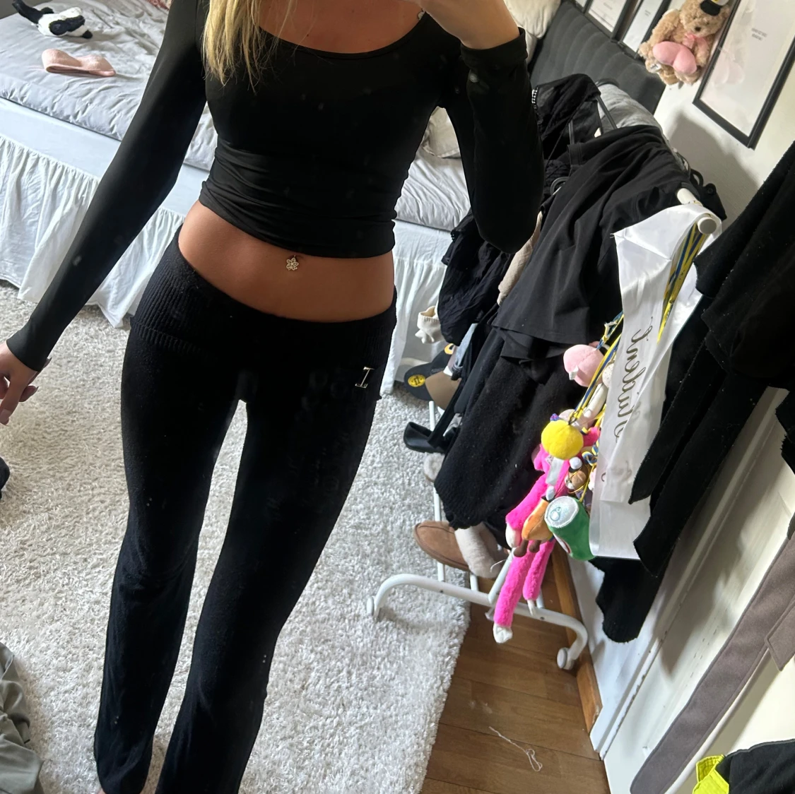 Svarta lågmidjade ribbade byxor