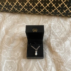 Maria Nilsdotter liknande halsband - Säljer detta halsband då jag köpte ett annat. Liknar det från maria Nilsdotter som kostar 2595, använt 1 gång så nyskick. Längd 40 - 45 🫶🏼💕