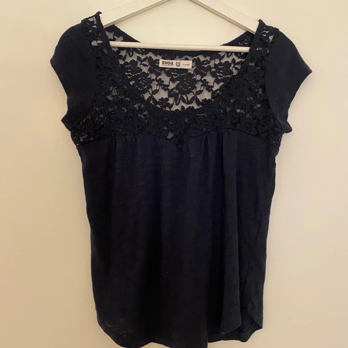 Mörkblå blus med spets från Svea
