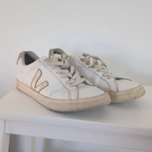 Veja skor  - Säljer vita veja skor med rosfärgade detaljer, skorna har som "dynor" längst bak i skorna men det borde gå bra att ta bort dom. Pris kan diskuteras!