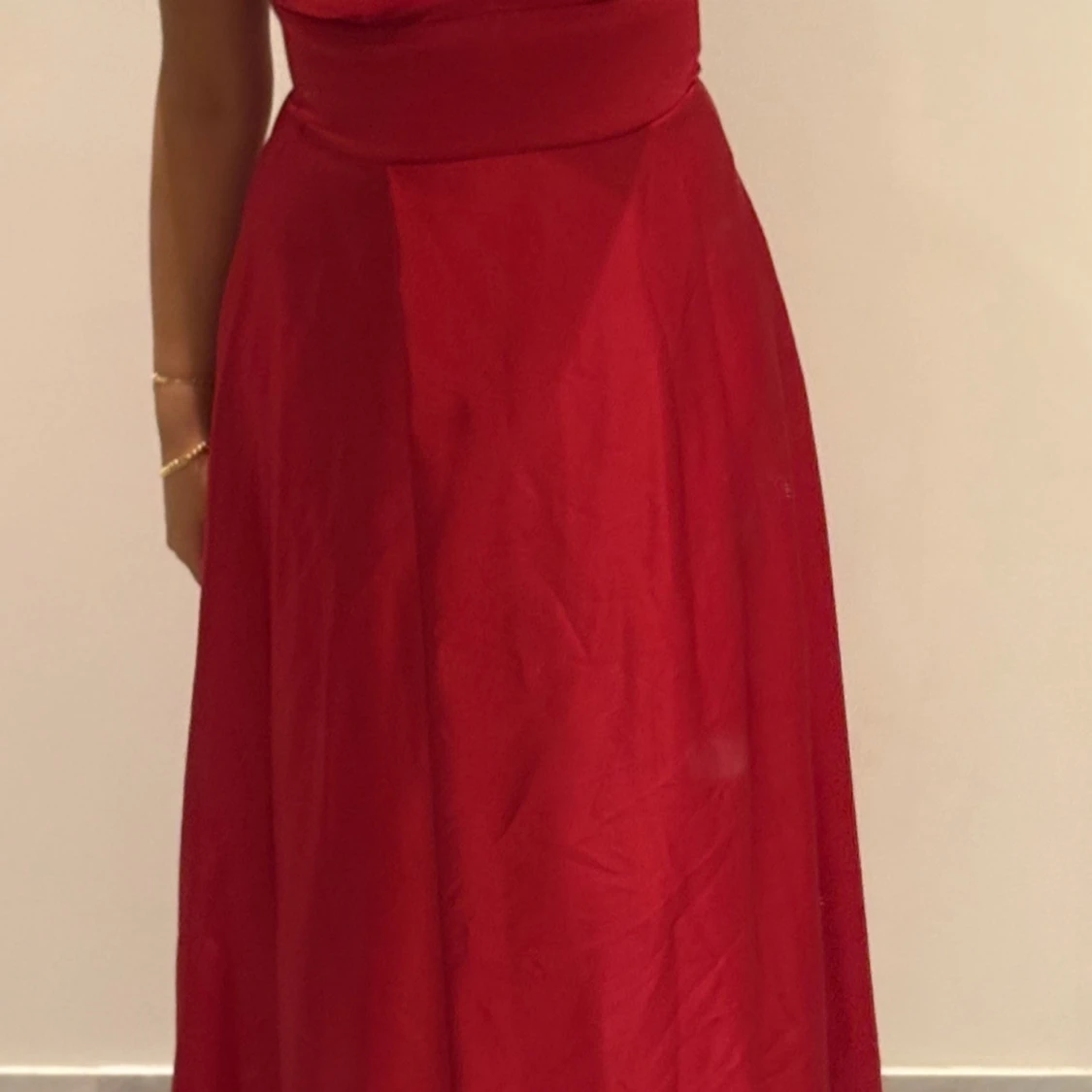 Röd långklänning med snörning i ryggen - 1
