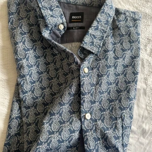 Hugo Boss Orange  - Kortärmad skjorta från Boss Orange. För liten då jag säljer den, somrig och skön! Storlek M