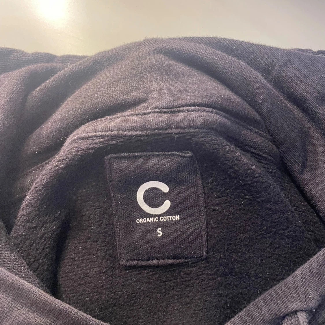 Svart hoodie i ekologisk bomull - 2