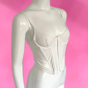 Vit korsett / bustier 75A  - Vit korsett / bustier topp med smala axelband och hyskknäppning framtill. Endast använd en gång.   