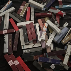 Mix av lyxiga parfymprover 33ml antingen mystery box eller så får ni välja 3 stycken  - Stort urval av parfymprover från exklusiva märken som Xerjoff, Tom Ford, Chanel, Giorgio Armani, Mugler, Sospiro och fler. Färgglada och stilrena förpackningar i rött, vitt, svart, guld, lila och blått. Perfekt för dig som vill testa olika dofter från kända modehus.