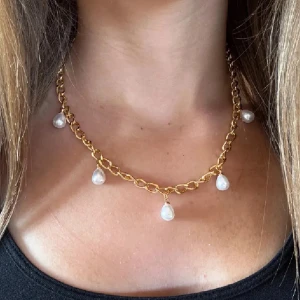 Pärlhalsband Guld - Snyggt halsband med chunky guldfärgad kedja och fem droppformade vita pärlor som hänger längs kedjan. Perfekt statement-piece för att lyfta vilken outfit som helst. Kedjan har en trendig länkdesign och pärlorna ger en lyxig touch.