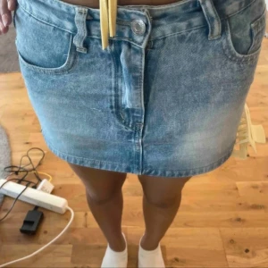 Jeans kjol - Jeans kjol från shein som alldrig kommit till användning :/ Storlek S, tycker den stämmer bra i storleken. ☺️