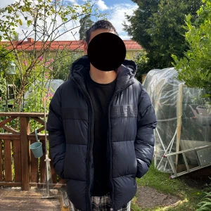 Mörkblå pufferjacka från Tommy Hilfiger - Säljer en mörkblå pufferjacka från Tommy Hilfiger med stor huva och broderad logga på bröstet. Jackan kommer inte längre till användning. Pris kan diskuteras 