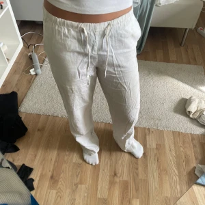 Vita linnebyxor - Ett par vita linnebyxor från Gina tricot! Strl xs💓