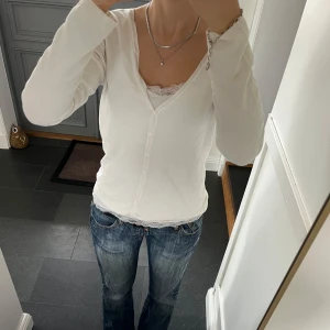 Vit stickad kofta  - Vit kofta/tröja från More&More i storlek 38, skulle säga att den passar S och M. Fint skick. Använd gärna köp nu!