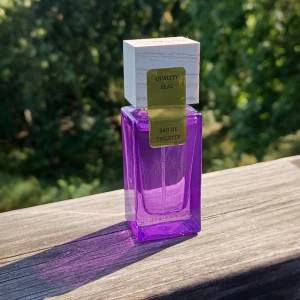 Eau My Gosh! parfym från Rituals - Eau de toilette från Rituals🌌💜Doften är fräsch och energigivande med inslag av apelsin🍊 bergamott, mango🥭  jasmin🪻 och rabarber. Inte en doft som passar mig men skulle säkert passa någon som gillar fruktiga och blommiga dofter. Flaskan innehöll 15 ml från början men har bara använt 2-3 sprut. Det är bara att skriva om man har frågor!😊💖