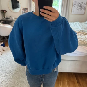 Oversized blå sweatshirt - En oversized blå sweatshirt med rund hals och breda muddar vid ärmslut och nederkant. Tröjan har en enkel och clean look utan tryck eller mönster😊💗