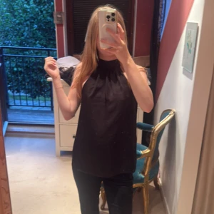 Svart halterneck top  - Säljer en svart halterneck top i satin, aldrig använd❤️