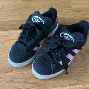 Svarta addidas campus med rosa streck - Säljer mina addidas campus i storlek 36 2/3 säljer pga att de är försmå för mig addvända 3-4 gånger hör av er för mer bilder köpta för 1200