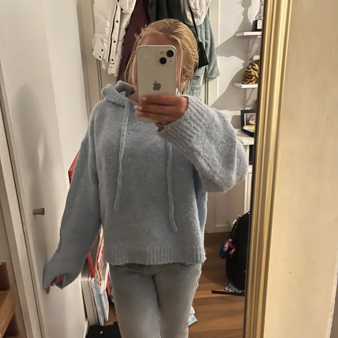 Ljusblå stickad hoodie från Gina Tricot