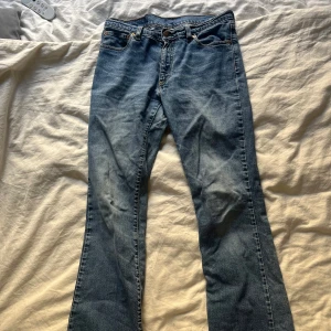 Levis jeans  - Köpte på vinted. Passade inte, dem är i storlek M men passar bättre för npn i S. Det var hål i skrevet men de är bara att alltingen sy ihop eller lappa ihop. 