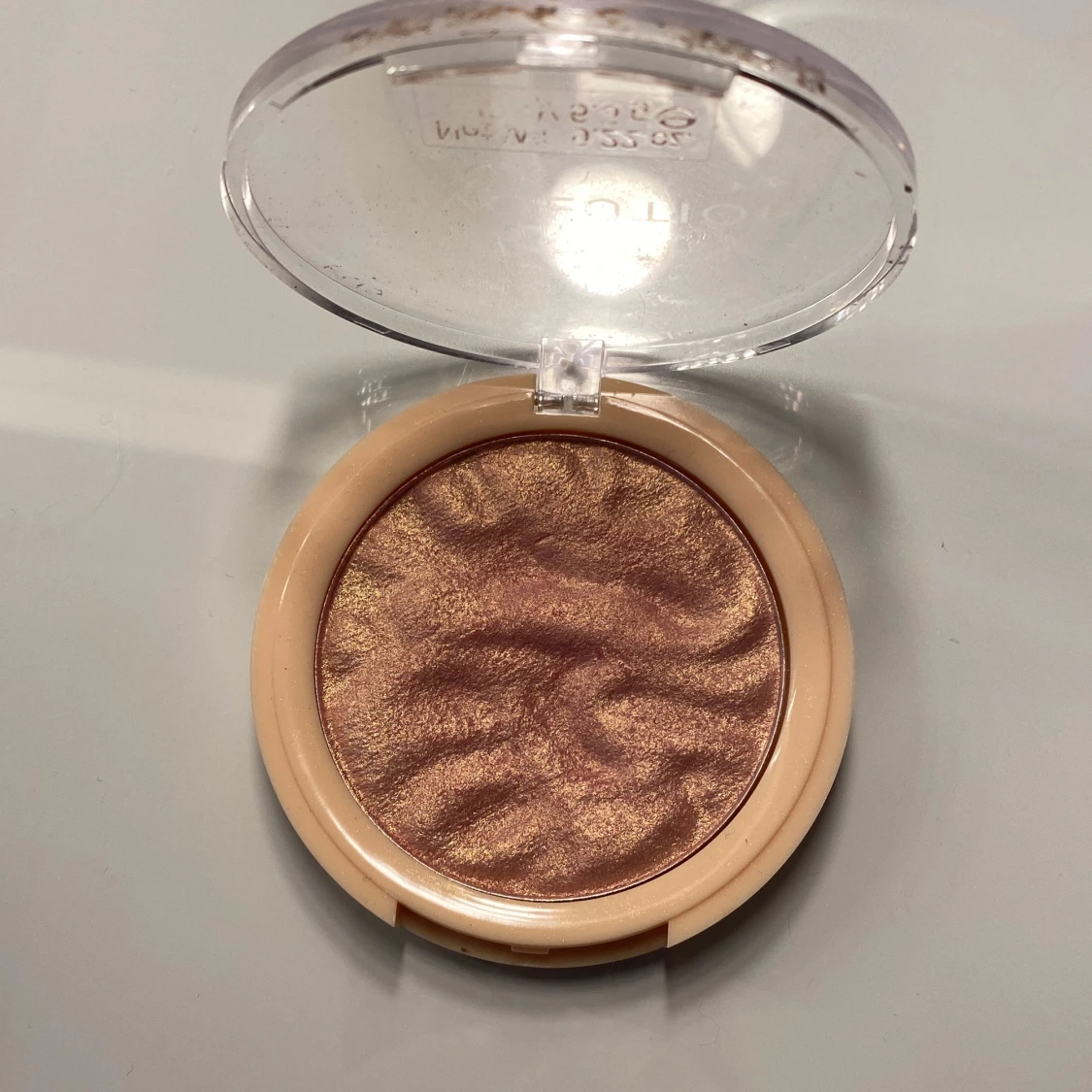 Guldig highlighter från Revolution - 1