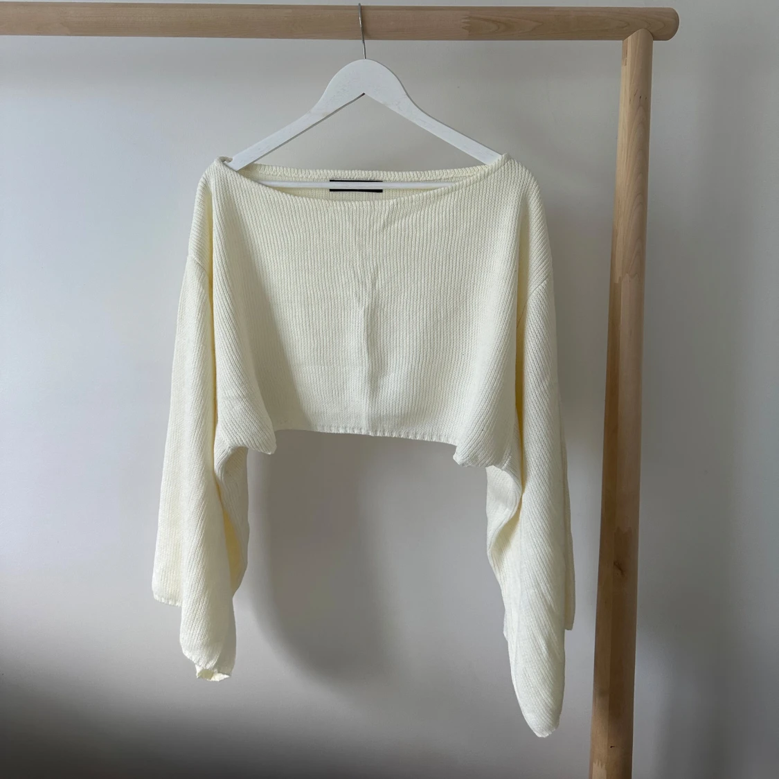 Vit croppad stickad tröja White Fox - 1