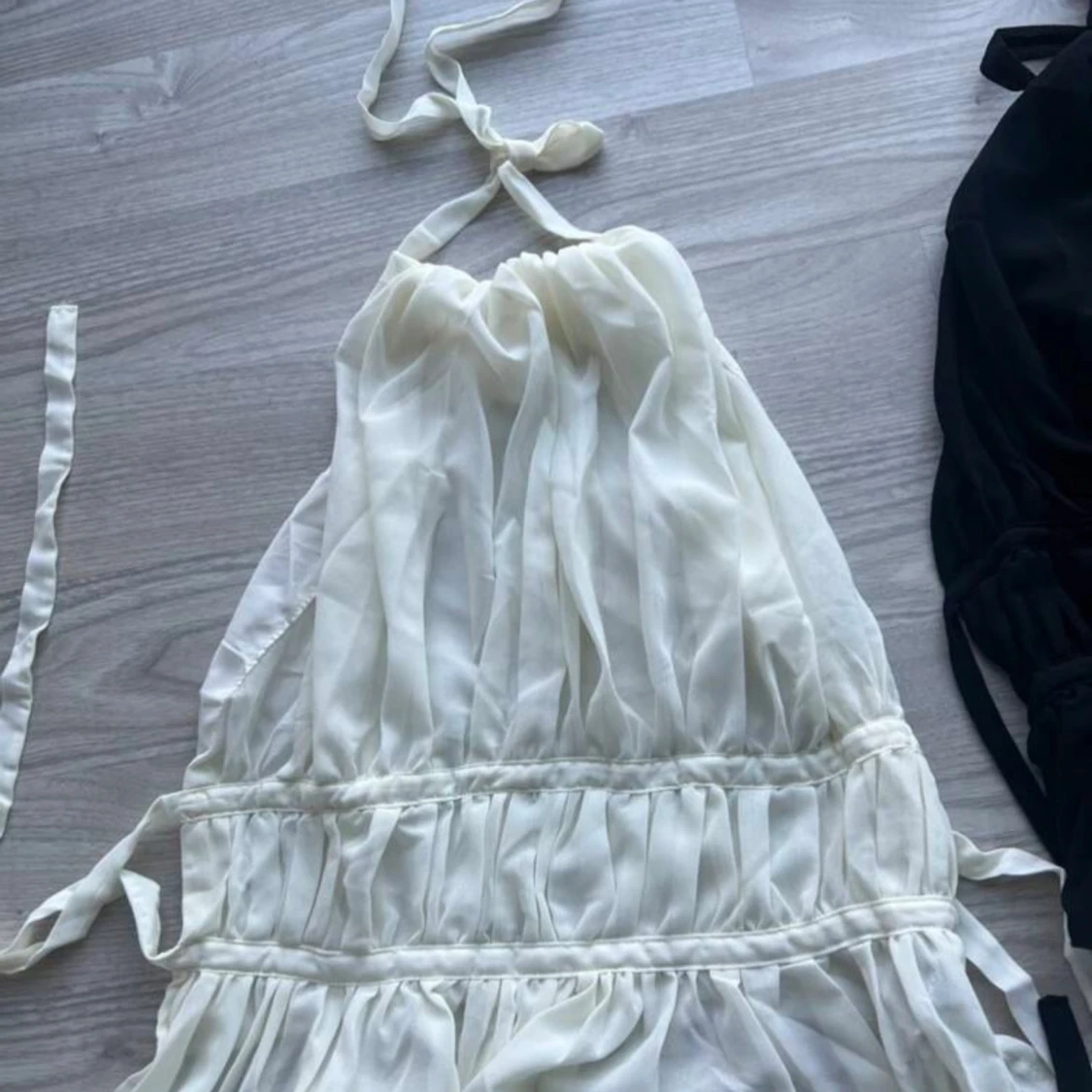 Vit omlott halterneck topp med volang - 2