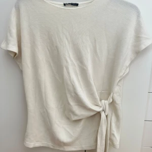 Stickad blus -  Stickad topp med knutet där fram. Väldigt söt! Den är i bra skick. Hör av er vid frågor om pris eller annat. 💖