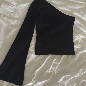 Svart glittrig oneshoulder topp - Använd en gång!💗