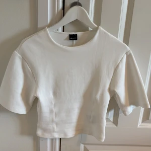 Fitted top Ginatricot S - En helt ny och oanvänd tröja från Gina tricot. Tröjan finns inte längre kvar på hemsidan i denna färgen och kostar ursprungligen 260kr ska försöka sälja den för 180kr eftersom att den är helt ny och oanvänd men om det verkar för dyrt så kan de diskuteras🥰 tröjan är i storlek S och lappen är borttagen men den är helt ny🥰
