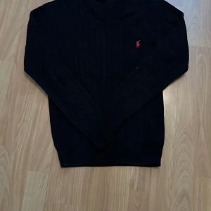 Svart kabelstickad tröja Polo Ralph Lauren - Tja säljer denna riktigt feta Ralph lauren tröjan i storlek L men sitter mer som storlek S hör av er om ni är intresserade 