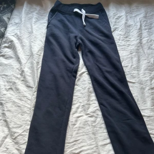 Mörkblåa mjukisbyxor med snörning XS - Mörkblåa mjukisbyxor i storlek XS från Russemerch . Byxorna har en vit snörning i midjan, raka ben och är gjorda i mjukt bomullsmaterial. Dom är fel sydda där av en liten längd skillnad på benen! Annars jättebra skick bara använda cirka en gång! Skriv privat för fler bilder eller övriga frågor. Priset går att diskutera. Frakten är 90kr