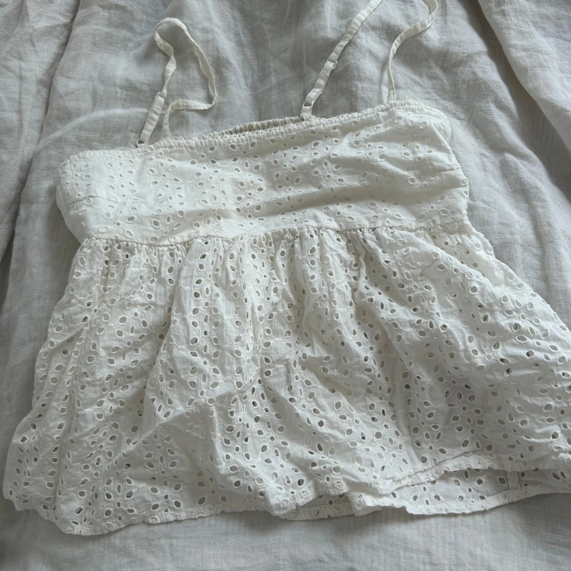 Vit topp med broderi