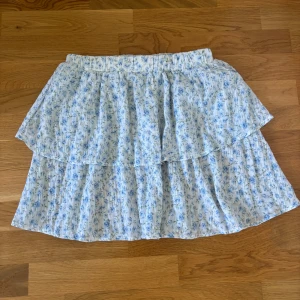 Volangkjol - Jättegullig volangkjol från Cider! Endast använd 1 gång så i utmärkt skick. Storlek S men passar även XS. Se fler plagg i min profil💕