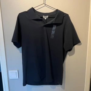 Mörkblå pikétröja från Sandö, storlek M. - Snygg mörkblå pikétröja från Sandö i storlek M. Tröjan har klassisk krage, korta ärmar och en stilren design utan mönster. Perfekt för dig som gillar en clean och enkel look. Materialet är mjukt och bekvämt, passar året runt.  Aldirg använd då jag köpte fel storlek, prislapp finns kvar. Nypris: 499 mitt pris: 399