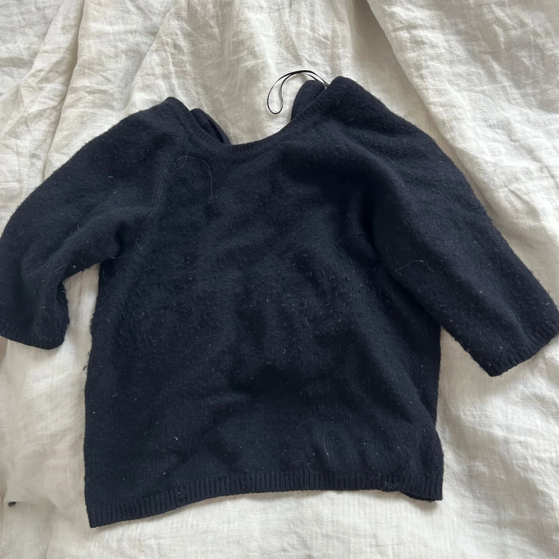 Marinblå stickad tröja med trekvartsärm