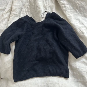 Marinblå stickad tröja med trekvartsärm - Mysig marinblå stickad tröja med trekvartsärm och rund halsringning. Perfekt för lager-på-lager och enkel att matcha med jeans eller kjol. 💕