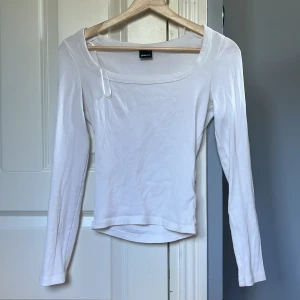 Vit ribbad långärmad topp Gina Tricot - Säljer en vit långärmad topp från Gina Tricot i storlek S. Toppen är ribbad med rundad halsringning och har en slim passform. Perfekt att styla med jeans eller kjol för en clean look.