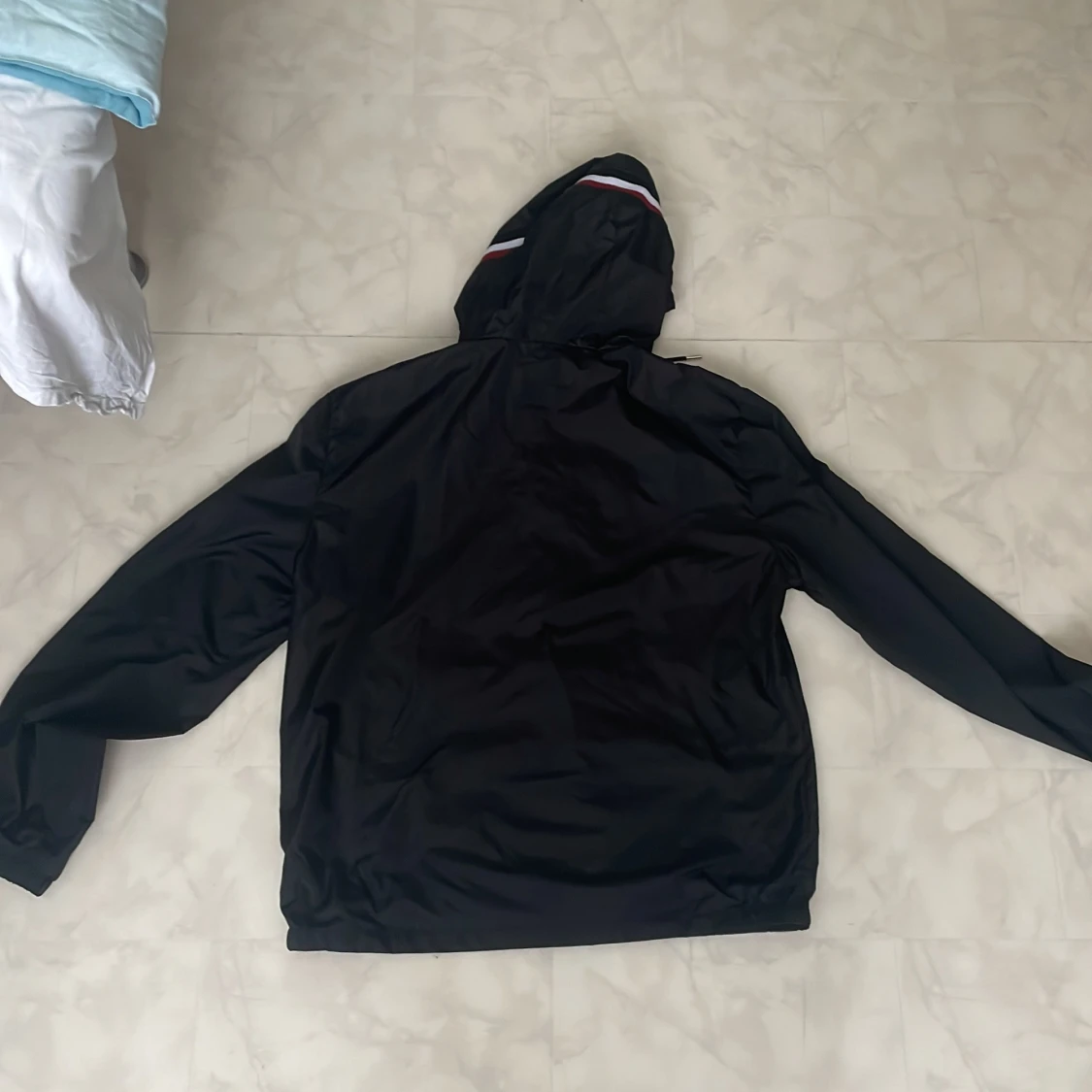 Svart vindjacka från Moncler med huva - 1