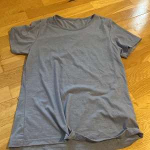 Blå t-shirt från Take Off - En basic blå t-shirt från Take Off i mjuk bomull. Klassisk rund halsringning och korta ärmar. Perfekt till jeans eller shorts för en enkel och clean look.