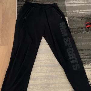 MM sports träningsbyxor - Svarta träningsbyxor från MM sports i storlek M. Modellen heter MM Hardcore Light Co Pants. Använt ett fåtal gånger.