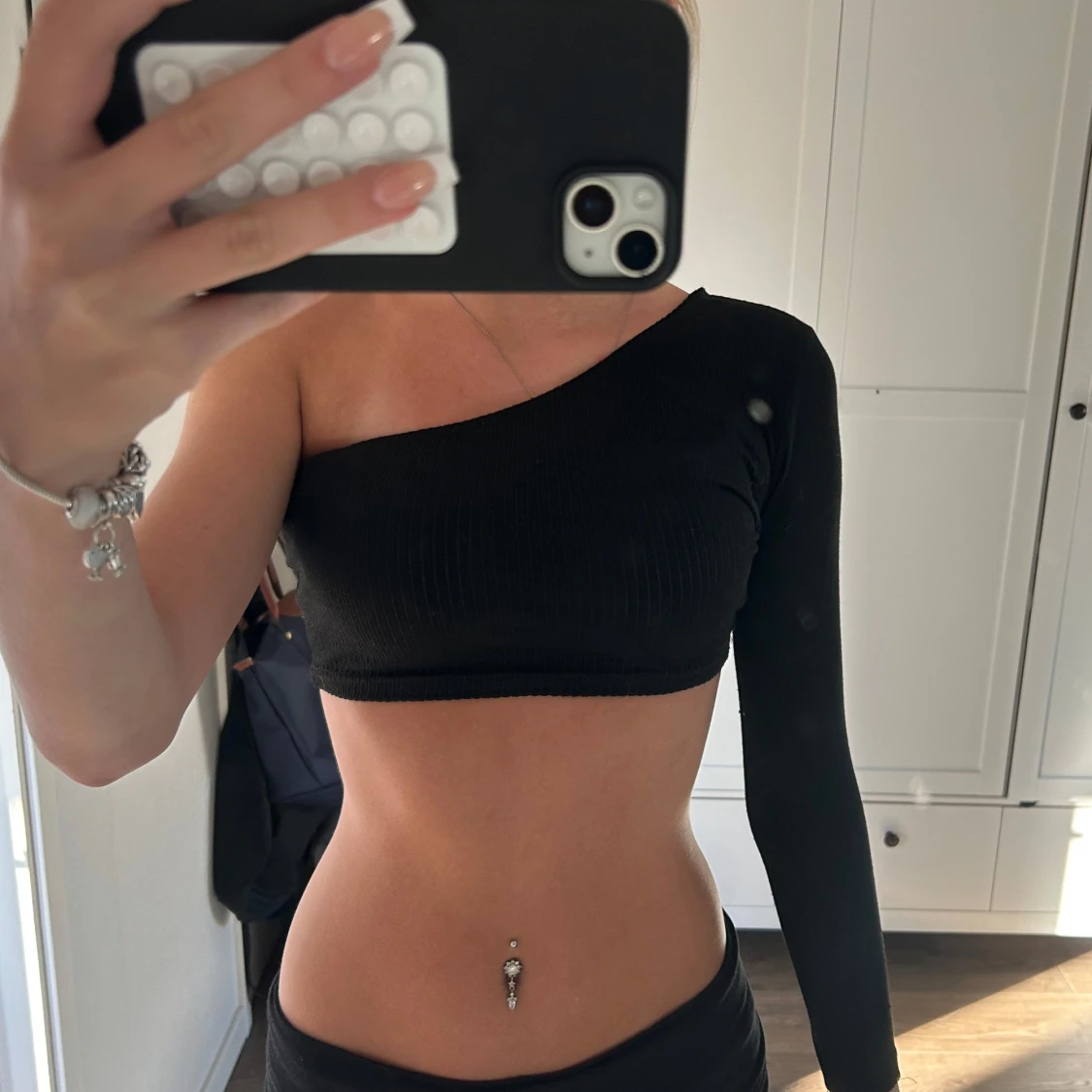 Svart one shoulder croppad topp