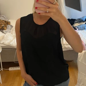 Polka dots topp - Säljer den här toppen från Laura Clement, sitter som en xs-s