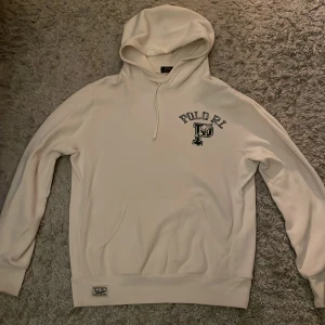 Ralph Lauren Hoodie M - Supersnygg hoodie från Ralph Lauren i ett mycket bra skick! Inga hål eller fläckar. Storleken är M, Den är vit.