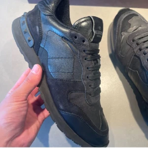 Valentino Garavani Rockrunner skor - Svarta Valentino Rockrunners i bra skick.  Skriv vid minsta fundering. Storlek 39 men passar 40 också 