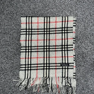 Burberry scarf - Burberry check scarf 100% lammull, köpt från haiendo-shop. Skick 9/10 hör av dig vid fler funderingar mvh